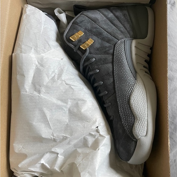 Womens jordan 12 - Picture 3 of 4